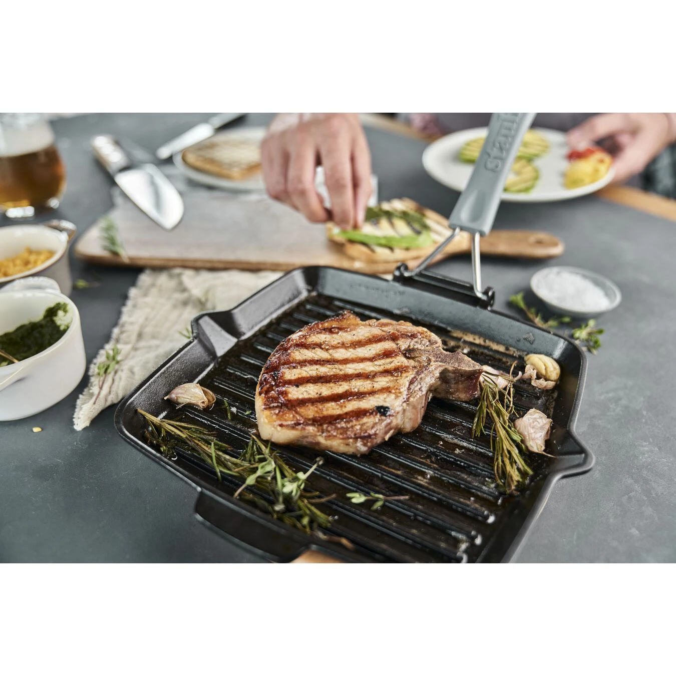 Staub Grillpan Met Schenktuit 24 X 24 Cm, Zwart 5 Staub Grillpan Met Schenktuit 24 X 24 Cm, Zwart - Afbeelding 3